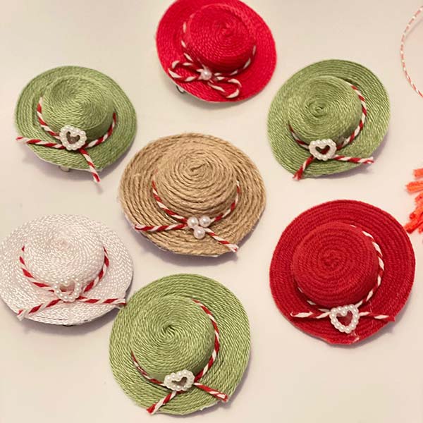 Petit talisman Martisor – chapeau vintage en ficelle